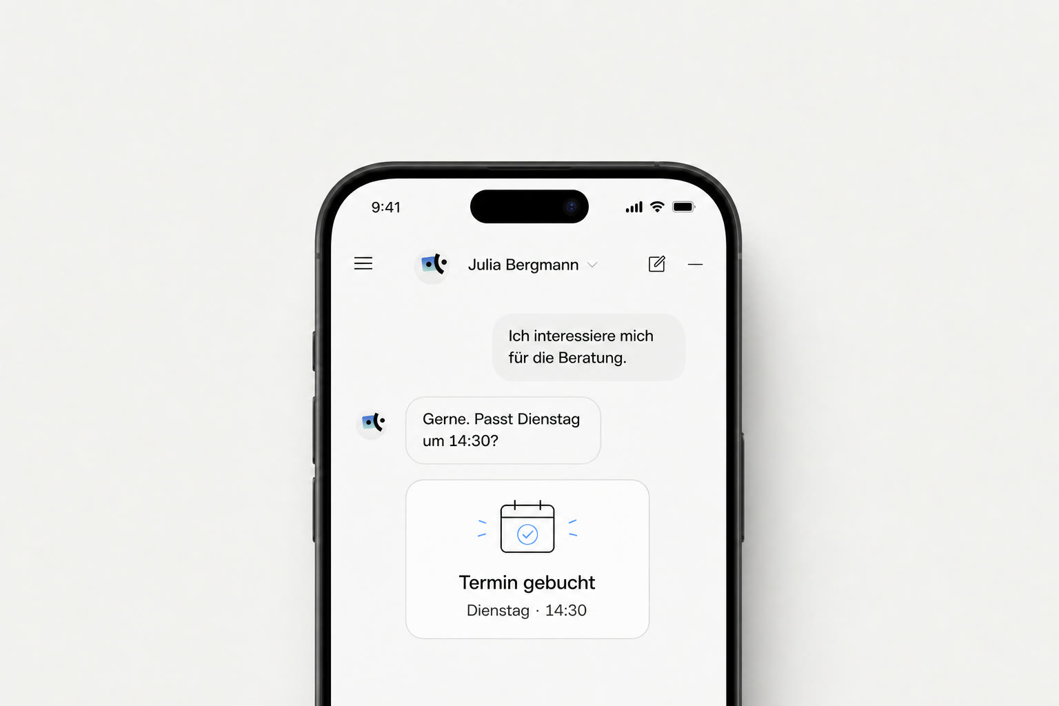 Smartphone zeigt einen AI-Chat, der eine Anfrage zu einem gebuchten Termin führt